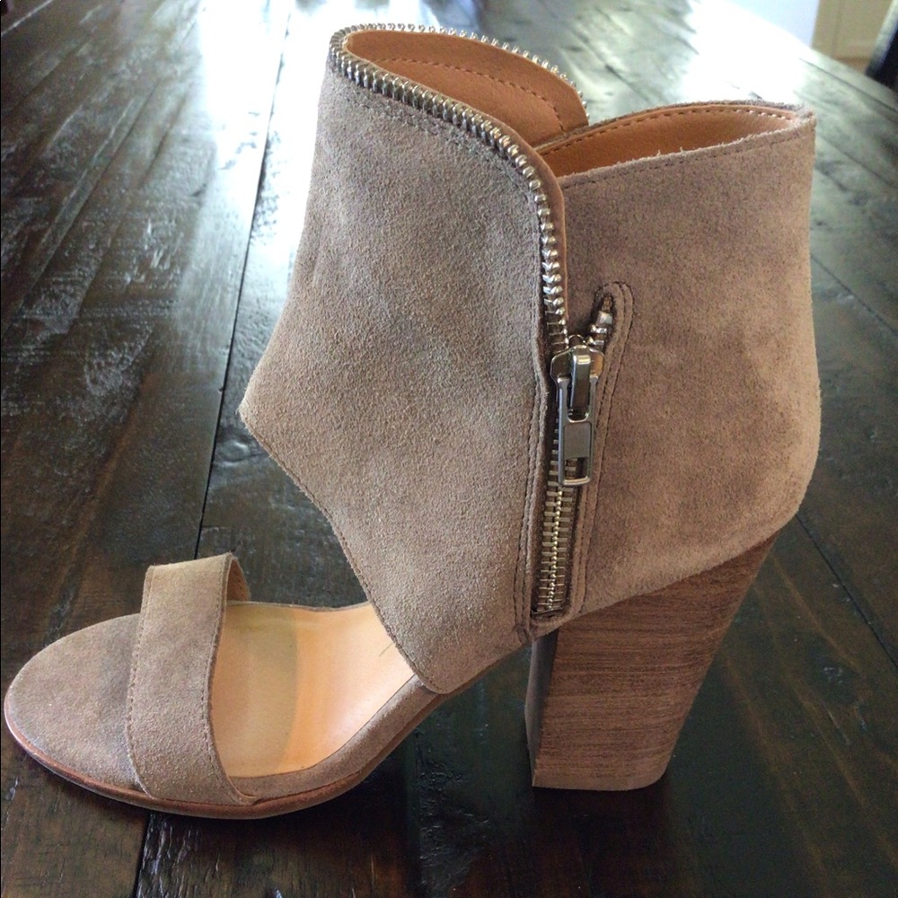 NWOT Dolce Vita Taupe Heeled Sandals